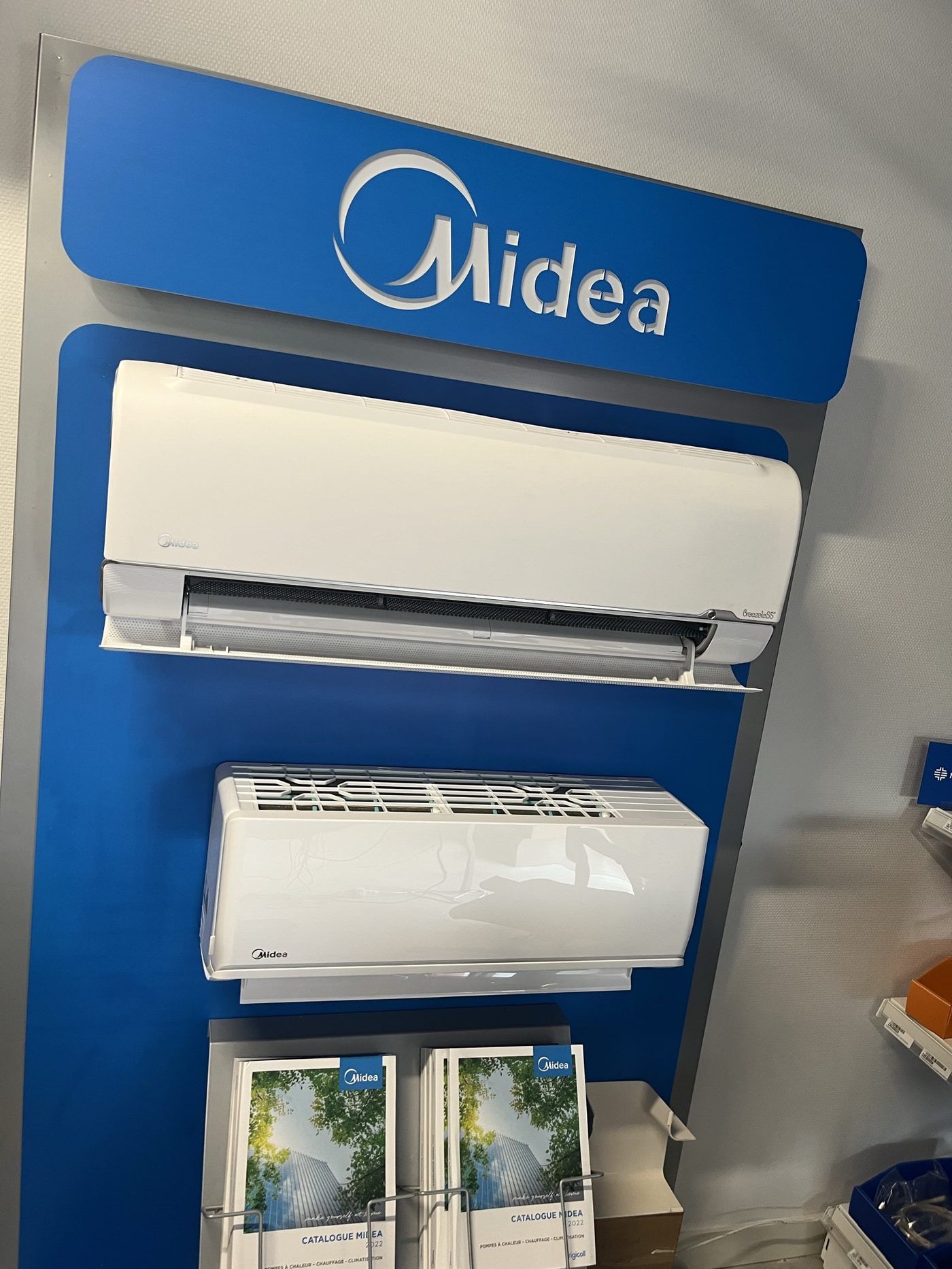 Présentoir climatiseurs Midea