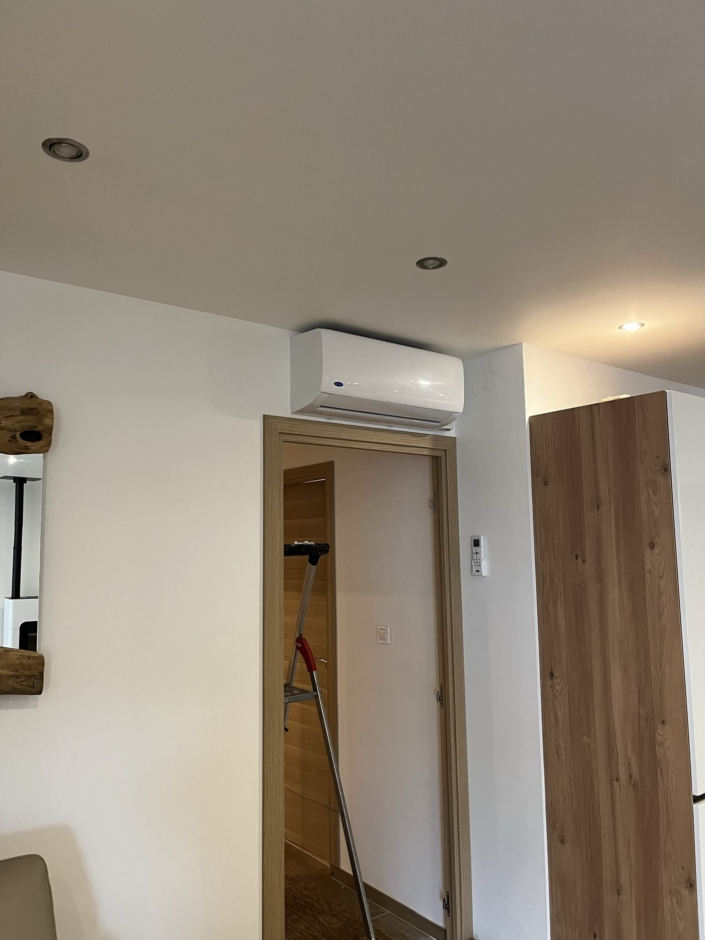 Unité intérieure Carrier – couloir bois