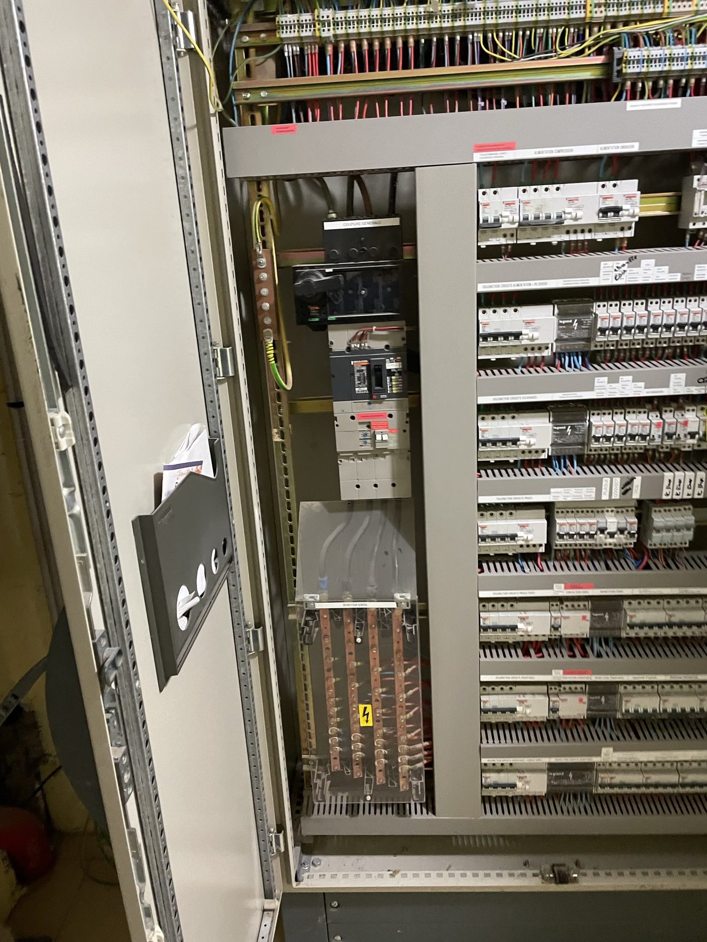 Armoire électrique – vue latérale