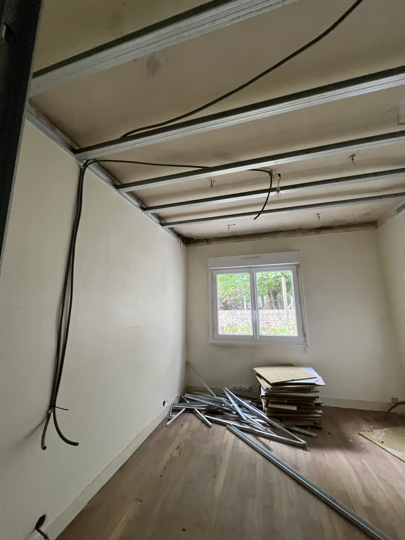Passage de câbles en plafond – rénovation